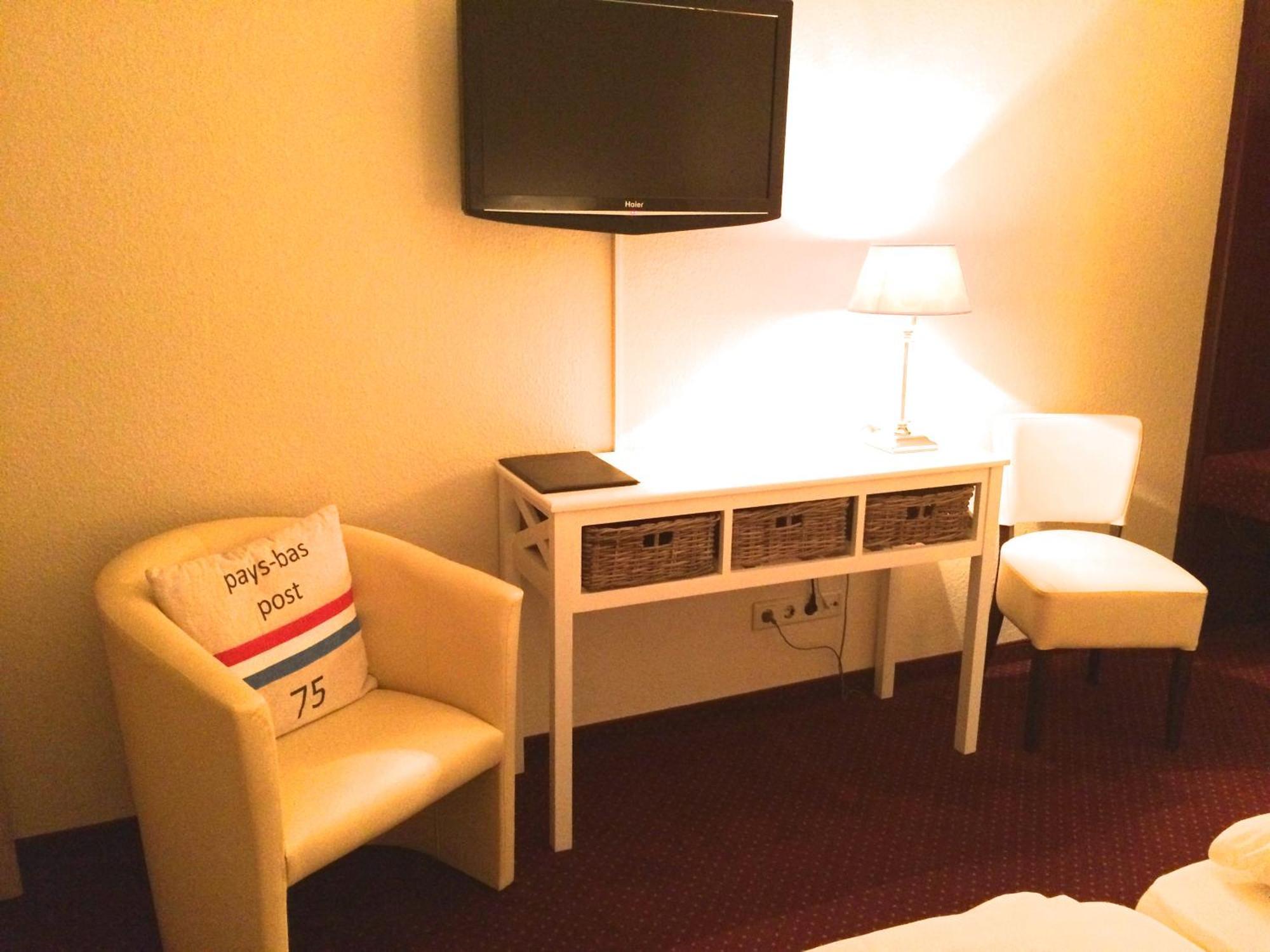 Hotel Waldkur Leer Exterior photo