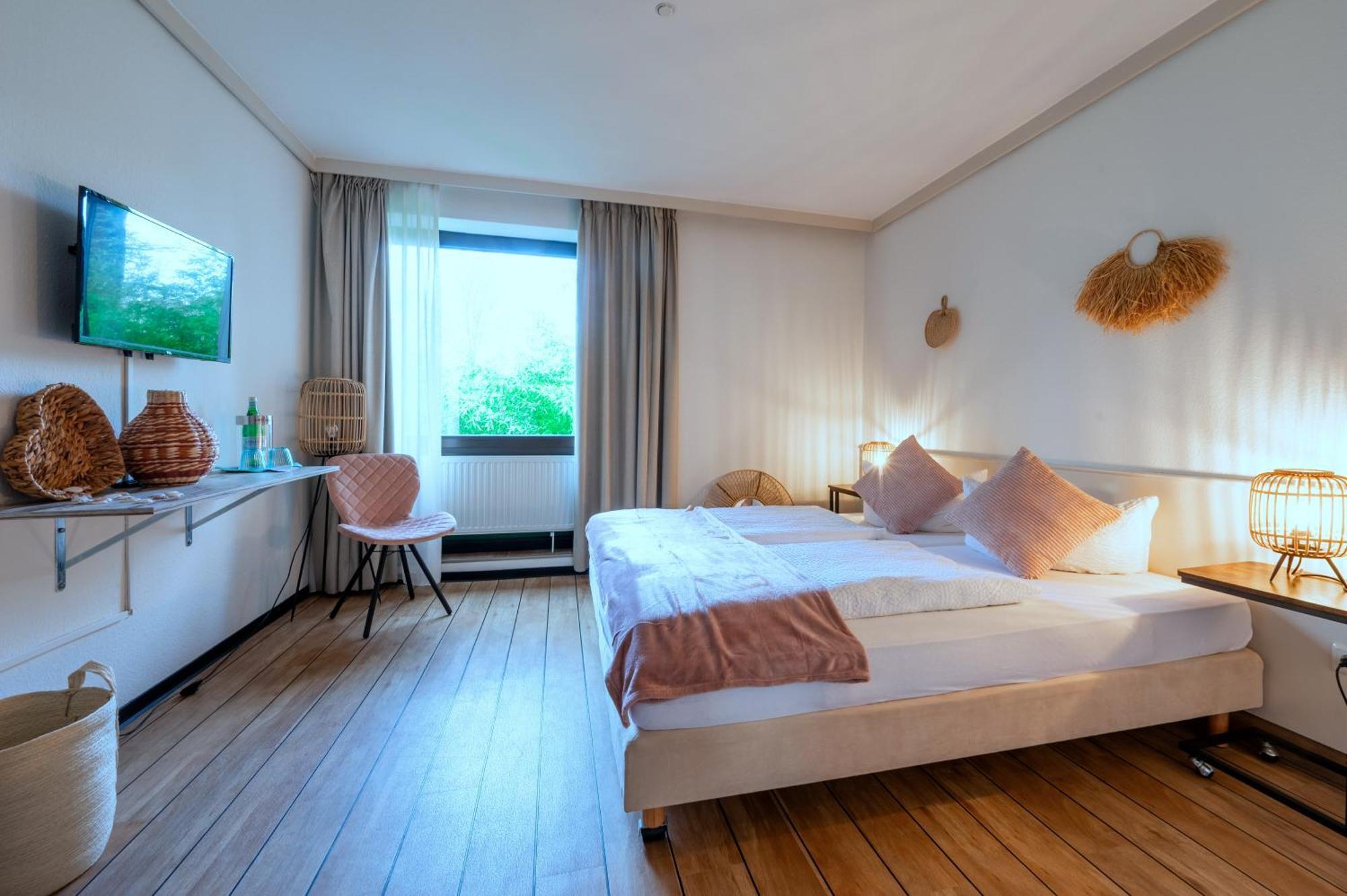Hotel Waldkur Leer Exterior photo